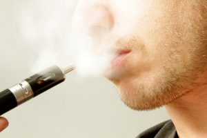 Zigarette und Bewertung des Dampfens